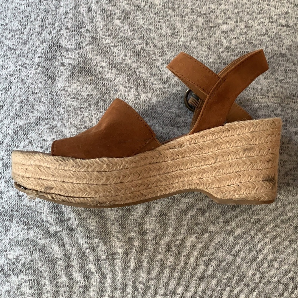 Universal Thread Sandals - Picture 2 of 2